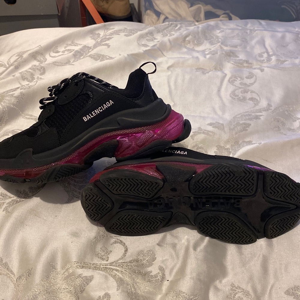 Brand new pair of balenciagas never worn paid $900
